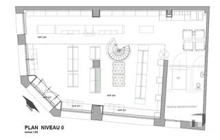 <p><span>Op zoek naar een handelszaak (of investeringspand) op een absolute topligging in het centrum van Diest?</span></p><p><span>Dit ruime handelspand op de hoek van de Koning Albertstraat en de Schaffensestraat biedt u alles wat u nodig heeft voor een zichtbare, vlot bereikbare en professionele uitvalsbasis.</span></p><p><span> </span></p><p><span>Topligging in bruisend centrum</span></p><p><span>Gelegen in de Koning Albertstraat, één van de drukbezochte handelsstraten in hartje Diest, geniet dit pand van:</span></p><p><span>+ Maximale visibiliteit dankzij de grote etalages (lopen ook door aan de zijde van de Schaffensestraat)</span></p><p><span>+ Veel passage van voetgangers en fietsers, én met de wagen goed bereikbaar</span></p><p><span>+ Een commerciële omgeving met diverse winkels, horeca en diensten in de onmiddellijke nabijheid</span></p><p><span>+ Het pand is reeds jarenlang verhuurd aan Klavertje-Vier (kantoorvakhandel, papierhandel en drukwerk), wat de commerciële waarde en de visibiliteit van deze locatie extra onderstreept.</span></p><p><span> </span></p><p><span>Ruime oppervlakte &amp; moderne indeling</span></p><p><span>Met een benutbare oppervlakte van ca. 266 m² biedt dit pand heel wat mogelijkheden voor uiteenlopende handelsactiviteiten.</span></p><p><span> </span></p><p><span>Duplex-indeling met vide</span></p><p><span>+ Lift aanwezig, wat zorgt voor extra comfort en toegankelijkheid</span></p><p><span>+ Grote etalages over hoe hoekgebouw, ideaal voor productpresentatie en visuele marketing</span></p><p><span>+ Veel lichtinval en een open, uitnodigend karakter</span></p><p><span>+ Dankzij de combinatie van open ruimte, hoogte en de vide, kunt u hier zowel een winkelconcept, showroom, dienstverlenend kantoor als combinatie van retail &amp; kantoor perfect realiseren.</span></p><p><span> </span></p><p><span>Ideaal als investering en toegankelijk voor diverse sectoren</span></p><p><span>Dit handelspand leent zich uitstekend voor onder meer:</span></p><p><span>- Detailhandel / speciaalzaak</span></p><p><span>- Boetiek of conceptstore</span></p><p><span>- Kantoor met onthaalfunctie</span></p><p><span>- Dienstverlenend of creatief beroep</span></p><p><span>- Showroom met adviesruimte</span></p><p><span>De bestaande commerciële invulling als drukwerk- en papierzaak bewijst dat dit een functionele en rendabele locatie is voor wie inzet op zichtbaarheid en bereikbaarheid.</span></p><p><span> </span></p><p><span>De huidige huurovereenkomst dient gerespecteerd te worden. Interessante opbrengst. Interessante investering. </span></p><p><span> </span></p><p><span>Interesse in dit handelspand in het centrum van Diest?</span></p><p><span>Neem contact op met Immo Diest voor meer informatie of een bezoek:</span></p><p><span> </span></p><p><span>Website: www.immodiest.be</span></p><p><span>Tel: +32 13 31 25 22</span></p><p><span>E-mail: <span>info@immodiest.be</span></span></p><p><span> </span></p><p><span>360° tour nu te bekijken op de website www.immodiest.be</span></p>
