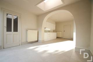 Dit voormalig dorpscafé werd volledig gerenoveerd en omgetoverd tot een ruime woning. Deze woning straalt warmte en gezelligheid uit. Bovendien...