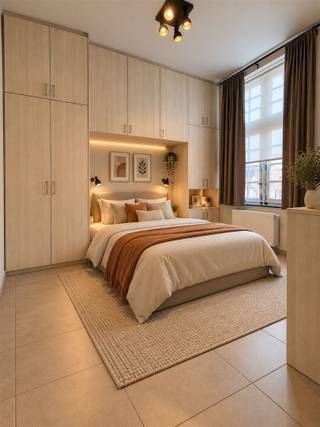 <p><span>Prachtige assistentiewoning met staanplaats gelegen in het hartje van Dendermonde </span></p><p><span> </span></p><p><span>Deze assistentiewoning is gelegen In het centrum van Dendermonde aan de Vlasmarkt, in het </span><span>project 'Prinsenhof'</span><span> </span><span>, beter gekend als het voormalige Zwartezusterklooster. Dit complex dat met respect voor de historische bouwstijl werd uitgewerkt en toch moderne uitstraling heeft, geeft u een echt thuisgevoel. </span><span>Midden in de stad maar tevens toch binnen een oase van rust en stilte</span><span> kan u genieten van een </span><span>actieve en sociale omgeving</span><span> met de nodige ondersteuning indien gewenst.</span></p><p><span> </span></p><p><span>De ruime lichtrijke flat, gelegen op de tweede verdieping, is rolstoeltoegankelijk en voorzien van een eigen ingerichte keuken en badkamer met douche. Verder beschikt de flat over 1 ruime slaapkamer en bijkomende opbergruimte.. </span></p><p><span> </span></p><p><span>De centrale ontmoetingsruimte, waar zich vroeger de kapel bevond, is ideaal voor de bewoners. Het is een ruimte waar men gezellig kan bijpraten en iets kan drinken, alsook kan u genieten achteraan van de binnentuin, gemeenschappelijke terrassen en bibliotheek. Gemeenschappelijke activiteiten worden regelmatig vrijblijvend georganiseerd. Kan u wat hulp gebruiken of wilt u uw leven zorgelozer maken? Dankzij deze assistentie woning is dit helemaal mogelijk. Dankzij haar centrale ligging, hoeft u maar buiten te stappen en kan u nog steeds genieten van het stadsleven, de wekelijkse markt of een koffie. Daarnaast zal </span><span>vzw Familiehulp</span><span> steeds ter beschikking staan om aan de noden en het comfort van de bewoner te beantwoorden. </span></p><p><span> </span></p><p><span>Aankoop van de ruime staanplaats verplicht aan 29.900,00 euro. </span></p><p><span> </span></p><p><span>Deze woning biedt u een kwaliteitsvol leven en is volledig is aangepast aan uw noden. </span></p><p><span> </span></p><p><span></span><span>Kom dit fijne project bekijken op afspraak T. 052/55.55.55 | <span>info@immotwins.be</span></span><span> </span></p><p><span> </span></p>