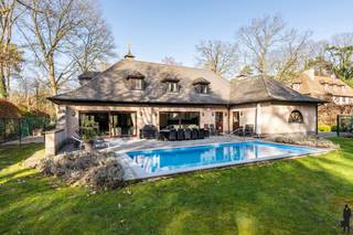 Instapklare gezinsvilla met 5 slaapkamers en verwarmd zwembad op uiterst rustige ligging te Schilde: ideaal voor kangoeroewonen.Deze ruime en...