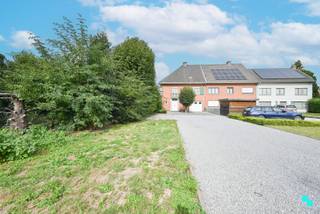 Ontdek deze centraal gelegen, zeer ruime halfopen bebouwing met vier (of meer) slaapkamers genietende van een bewoonbare oppervlakte van maar liefst 284 m², gelegen op een noordwest gericht perceel van 384 m². De woning beschikt tevens ook over een ruime oprijlaan tot aan de inpandige garage. Verder zeer gunstig gelegen vlakbij de Ringshopping Kortrijk en de Ringlaan (R8). Volgende indeling: Uitnodigende inkomhal met vestiaire en gastentoilet, zeer ruime leefruimte, keuken met toegang tot de lichtrijke veranda, bergruimte met toegang tot de inpandige garage/wasplaats. Op de eerste verdieping bevindt zich de nachthal, vier slaapkamers en de badkamer (douche, wastafel en toilet). Via de vaste trap bereiken we de heel ruime geïsoleerde zolderruimte. Deze ruimte kan perfect omgebouwd worden tot extra slaapkamers. EPC C - geen renovatieverplichting | Hellend dak geïsoleerd | CV op aardgas (ketel vernieuwd sinds 2021). Margot organiseert voor deze woning de bezoeken ter plaatse, mits het maken van een afspraak via www.bordes.be