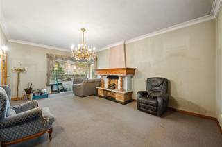 <p><span>Met een perceel van circa 43 meter breed en 101 meter diep biedt deze villa bijna eindeloze mogelijkheden: verbouwen, uitbreiden, aanbouwen, herbouwen of zelfs opsplitsen in twee percelen. De woning ligt meer dan 20 meter terug van de Bredestraat, wat zorgt voor ruime parkeermogelijkheden in de voortuin, waar een prachtige Libanonceder het geheel siert. De villa met mansardedak in natuurleien beschikt over een degelijke dakstructuur. Onder het dak bevinden zich, naast twee ruime kamers, nog mogelijkheden voor het creëren van een zeer grote derde kamer of bureau. Het interieur wordt gekenmerkt door authentieke elementen zoals glas-in-lood in binnendeuren, bogen, hoge plafonds en een stijlvolle houten trap. De living heeft vooraan een mooie erker. De aparte eetkeuken geeft toegang tot een ruime kelder en sluit onrechtstreeks aan op de diepe, brede inpandige garage. Qua isolatie leent deze villa zich onder meer voor na-isolatie van de spouw, gespoten PUR-isolatie op het kelder- of kruipkelderplafond en het vervangen van de stookolieketel door een gasketel.</span></p>