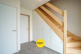 Recente halfopen woning te huur in Aartrijke. Deze woning bevat een inkomhal met apart toilet, toegang tot berging/ wasruimte, leefruimte met...