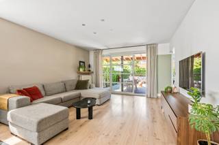 - Instapklare, halfopen woning<br />- Ideale ligging in Ardooie: Spanjestraat 14 (net op de grens met Roeselare)<br />- Ruime, lichtrijke woonkamer met halfopen keuken voorzien van alle toestellen<br />- Handige berging<br />- Wasruimte<br />- Toffe tuin met terras en overdekt terras<br />- 3 ruime slaapkamers en aparte dressing<br />- Ruime badkamer met inloopdouche, dubbele wastafel en toilet<br />- Toegankelijke zolder <br />- Grote garage achteraan, met elektrische poort <br />- Conforme elektriciteit<br />- EPC: 229 kWh/m²/jaar, label C, UC: 2366334<br />- Overal hoogrendementsbeglazing met aluminium profielen<br />- Huurprijs: € 950/maand<br />- Beschikbaar vanaf november