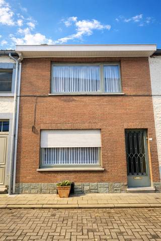 Deze gezellige rijwoning dient op termijn energetisch gerenoveerd te worden (ramen/dak + elektriciteit), maar is eigenlijk zo goed onderhouden dat...