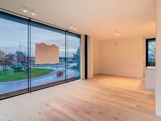 Dit prachtig afgewerkte appartement bevindt zich op de eerste verdieping van een kleinschalige residentie in de Ieperstraat, op een boogscheut van het centrum van Poperinge en op wandelafstand van diverse winkels. Dankzij de grote raampartijen geniet u hier van veel natuurlijke lichtinval en open zichten op de omgeving.De moderne, kwalitatieve materialen en energiezuinige technieken.INDELING:*Verdiep +1: - Inkomhal - Lichtrijke leefruimte- Volledig ingerichte open keuken met ingebouwde kasten, combi-oven, vaatwasser, koelkast en keramische kookplaat - Zuidgericht terras - Berging - Badkamer met inloopdouche - 2 ruime slaapkamers *Extra: - Autostaanplaats - Fietsenberging => Energiezuinig => Instapklaar en moderne afwerking => Centrale ligging