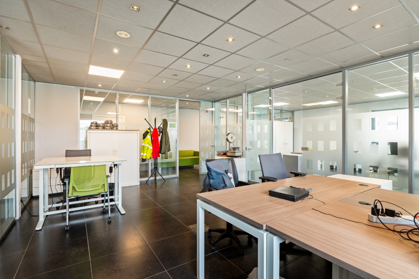 Ruime, volledig ingerichte kantoorruimte van 200 m² in hartje Stabroek - foto 3