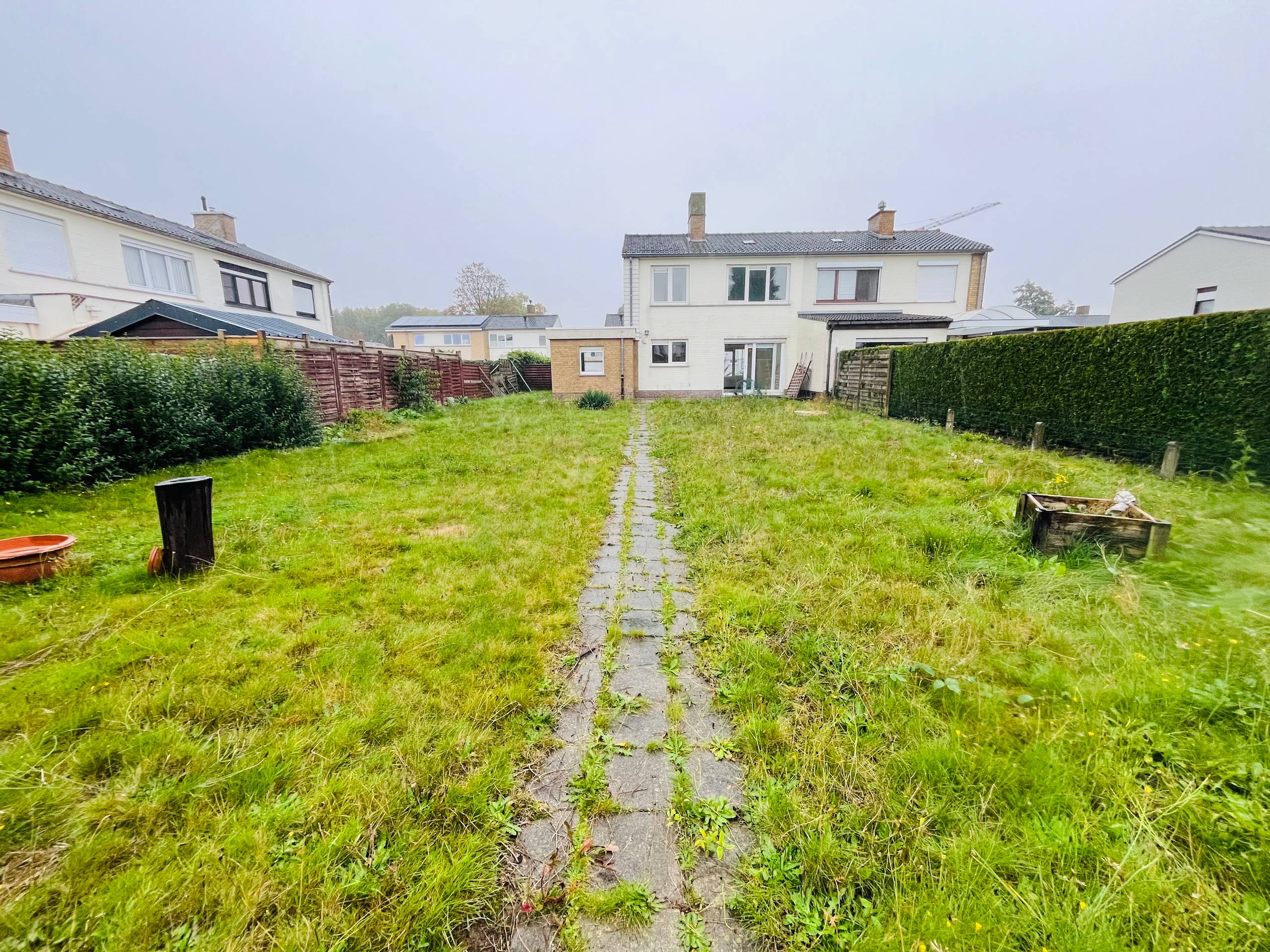 Halfopen woning met 3 slaapkamers, tuin en garage - foto 3