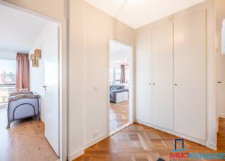 Koksijde-Bad, residentie Zandroos I, volledig gerenoveerd hoek appartement, centraal gelegen nabij de fontein en het winkelcentrum, 5de verdieping...