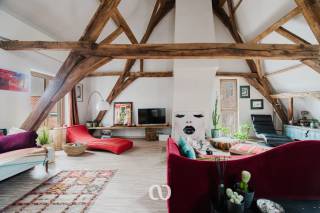 Ben jij op zoek naar een karaktervol en bijzonder ruim appartement van maar liefst 188 m² in het bruisende centrum van Oudenaarde? Gevonden!<br /><br />De uitstekende ligging op amper één minuut wandelen van de Markt, de ruime en open leefruimtes, de grote hoeveelheid natuurlijk licht en het gezellige dakterras zijn maar enkele van de vele troeven die we hier terugvinden!<br /><br />INDELING:<br /><br />APPARTEMENT: Je komt het appartement binnen via de inkomhal. Van hieruit kom je terecht in de ruime en open living die naadloos overloopt in de volledig uitgeruste open keuken. Aansluitend aan de keuken bevindt zich een praktische wasplaats/berging.<br /><br />Verder beschikt het appartement over twee ruime slaapkamers, een apart toilet, een bureauruimte en een badkamer.<br /><br />DAKTERRAS: Als extra troef beschikt dit appartement over een ruim en gezellig dakterras. De ideale plek om buiten te genieten, midden in het centrum van Oudenaarde.<br /><br />Lijkt dit ruime en karaktervolle appartement wel iets voor jou? Aarzel dan zeker niet en contacteer ons vandaag nog om een bezoek in te plannen!