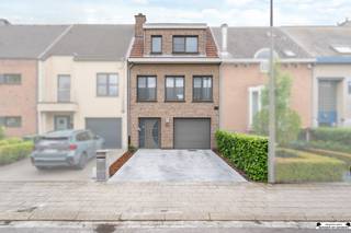 <p><span>EXTRA:</span><span> De vermelde prijs is een instelprijs. Deze methode geeft jou, als potentiële koper, de kans om op een transparante manier te bieden. Na ontvangst van deze biedingen zal de verkoper beslissen of hij/zij de eigendom verkoopt aan het hoogste bod, de instelprijs is aldus niet bindend voor de verkoper. </span></p><p><span>Deze verzorgde en instapklare bel-etagewoning is gelegen op een rustige locatie in Ekeren en biedt een mooi uitzicht op achterliggend groen en weiland. <br />De woning combineert comfort, ruimte en moderne technieken.</span></p><p><span>Op het gelijkvloers betreedt u de woning via de inkomhal met tegelvloer. <br />Hier bevindt zich tevens de garage met automatische poort en camerabewaking, een praktische berging met aansluiting voor wasmachine en een polyvalente tuinkamer/veranda. <br />Deze ruimte is ideaal om het hele jaar door te genieten van het zicht op de aangelegde tuin met tuinhuis en directe toegang tot het achterliggende groen.</span></p><p><span>De eerste verdieping omvat een gastentoilet en een lichtrijke leefruimte op parketvloer, met meerdere aansluitmogelijkheden voor televisie. <br />Aansluitend bevindt zich de volledig uitgeruste keuken (2016) met kwalitatieve toestellen van AEG en Whirlpool (oven en microgolf recent vernieuwd). <br />Via de keuken heeft u toegang tot het terras met elektrische zonneluifel.</span></p><p><span>Op de tweede verdieping zijn er drie slaapkamers en een badkamer uitgerust met ligbad, douche en wastafelmeubel. <br />Eén van de slaapkamers biedt toegang tot de afgewerkte zolderruimte via een zoldertrap. <br />De woning is bovendien voorbereid voor de installatie van airconditioning.</span></p><p><span>Technisch is de woning zeer goed uitgerust:</span></p><ul><li><span>Zonnepanelen met thuisbatterij: EPC: A</span></li><li><span>Condensatieketel (Vaillant ecoTEC Plus bj 2025)</span></li><li><span>Waterverzachter en ijzerfilter</span></li><li><span>Rolluiken in de volledige woning</span></li><li><span>Videofoon en slimme bediening van poort en voordeur</span></li></ul><p><span>Kortom, een volledig uitgeruste woning met hedendaags comfort, energiezuinige voorzieningen en een unieke ligging met open zicht op groen.</span></p><p><span>Interesse? Contacteer ons voor een bezoek ter plaatse, bezoekdag 23 mei.</span></p>