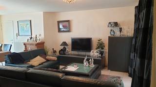 Dit knusse appartement (87m²) is gelegen op de 1e VD. Indeling : <span>living, keuken, berging, badkamer, toilet, 2 slaapkamers, terras en garage.<br />Beschikbaar vanaf 1/9/2026. EPC score : 266 kWh/m²jaar, label C. <br />Voor info of aanvragen bezichtiging : gelieve te mailen naar is.waasmunster@skynet.be of tel. 0495/733419.</span><br />