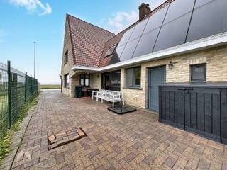 <p>Energiezuinige halfopen woning op een ruim perceel van 934 m², met open zicht op de omliggende velden. Via de inkomhal betreedt u de woning. De aangename leefruimte met zit- en eethoek baadt in natuurlijk licht en vormt het warme hart van de woning. Aansluitend bevindt zich de ruime, volledig geïnstalleerde keuken. Naast de keuken vindt u een praktische berging/wasplaats met directe toegang tot de zeer ruime garage. Daarnaast beschikt de woning over een ruime kelder, ideaal als extra opslagruimte. Er is een gastentoilet beneden. Op de eerste verdieping zijn er twee volwaardige slaapkamers en een badkamer uitgerust met inloopdouche, lavabo en toilet. Via een vaste trap bereikt u de geïsoleerde zolder, die nog heel wat mogelijkheden biedt, zoals extra slaapkamers, een hobbyruimte of bureau. Buiten geniet u van een ruime tuin met landelijk uitzicht en voldoende parkeergelegenheid voor minstens vier wagens. Een ideale woning voor wie energiezuinig en rustig wil wonen, met veel ruimte en uitbreidingspotentieel.</p>
<p><strong>Extra troeven:</strong></p>
<ul>
<li>energiezuinig</li>
<li>zonnepanelen</li>
<li>rolluiken</li>
<li>topligging met prachtig uitzicht</li>
<li>instapklaar</li>
<li>tuin volledig omheind</li>
<li>elektrische poort vooraan (inrit)</li>
<li>alarmsysteem met bewegingsdetectie binnen + sensoren</li>
<li>ideaal voor zelfstandigen of wie nood heeft aan extra ruimte</li>
<li>gastentoilet op het gelijkvloers</li>
</ul>
<p>Deze woning is te koop ZONDER makelaar via het concept van Smart Houses. Wenst u verdere inlichtingen of een bezoek? Contacteer rechtstreeks de eigenaar via 0493/68.61.18.</p>