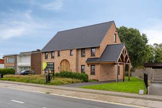 Ben je op zoek naar een luxueuze, duurzame en volledig afgewerkte thuis? Deze ruime landelijke pastoriewoning combineert de charme van een klassieke architectuur met de allernieuwste technieken en kwalitatieve materialen. Omdat deze nieuwbouwwoning reeds volledig geschilderd én de tuin aangelegd is, kan je hier onmiddellijk intrekken!<br /><br />De woning is centraal gelegen net buiten de dorpskern van Onze-Lieve-Vrouw Olen. Winkels, scholen, het openbaar vervoer, het treinstation, bevinden zich op wandelafstand. Bovendien geniet je van een vlotte verbinding naar de buurgemeentes Geel, Westerlo, Herentals en Kasterlee, alsook naar de E313 autosnelweg.<br /><br />Het betreft een ruime nieuwbouwwoning met 3 volwaardige slaapkamers. De woning werd zeer degelijk gebouwd en mooi afgewerkt met kwalitatieve materialen. <br /><br />Bovendien is deze woning klaar voor de toekomst. De uitstekend geïsoleerde bouwschil in combinatie met vloerverwarming in alle ruimtes, een warmtepomp met koelfunctie, een ventilatiesysteem en zonnepanelen met een vermogen van 7.740 Wp resulteert in een indrukwekkend E-peil van -11 (EPC: - 22 kWh/m² / Label A+). Hierdoor geniet je niet alleen van een bijzonder lage energiekost, maar ook van 5 jaar vrijstelling van onroerende voorheffing (kadastraal inkomen) én een BEN-korting op je woonkrediet!<br /><br />Je betreedt de woning via de inkomhal, voorzien van een gastentoilet. De woonkamer is opgedeeld in een eethoek en een zithoek. De keuken bevindt zich in de achterbouw, is voorzien van een koelkast, oven, microgolfoven, vaatwasser, kookvuur en dampkap, en geeft toegang tot het zonnige terras en zicht over de tuin. Aansluitend is er een ruime berging / wasplaats.<br /><br />Op de 1ste verdieping geeft de nachthal uit op 2 ruime slaapkamers, een badkamer met inloopdouche en dubbele lavabo, en een apart nachttoilet.<br /><br />De 2de verdieping biedt ruimte aan een zeer ruime slaapkamer en een (technische) berging.<br /><br />Naast de woning staat een carport met voorzieningen voor een laadpaal. <br /><br />De tuin is reeds volledig aangelegd, afgesloten (niet ter hoogte van de carport) en voorzien van een zonnig terras. Kruipkelder onder de volledige woning. Er is een regenwaterput van 5.000 liter aanwezig met recuperatie voor de toiletten en een buitenkraan.<br /><br />12% verkooprechten op het grondaandeel | 21% BTW op de constructiewaarde | aansluitingskosten van de nutsvoorzieningen ten laste van de koper (€ 5.000 incl. BTW)