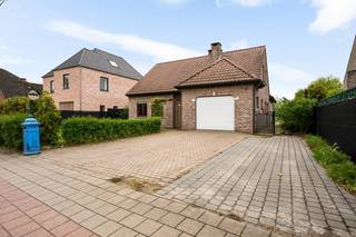 Op een toplocatie in Putte bevindt zich deze karaktervolle woning met 3 (mogelijks 4) slaapkamers, een ruime garage en berging, gelegen op een schitterend perceel van maar liefst 1055 m². U geniet hier van een uitstekende bereikbaarheid via belangrijke invalswegen, alsook op fietsafstand van het centrum met winkels, scholen en openbaar vervoer.<br /><br />We betreden de woning via de inkomhal met gastentoilet. De lichtrijke leefruimte kunt u inrichten met een gezellige zithoek en aparte eetplaats en biedt overigens een prachtig zicht op de tuin. Aansluitend bevindt zich de keuken met alle essentiële toestellen, met aanpalend een praktische, aparte berging/wasplaats met douche. Verder vindt u op het gelijkvloers nog een eerste slaapkamer en de inpandige garage. De mooie aangelegde tuin met terras vormt een oase van rust, waar u in alle privacy kunt genieten van zonnige dagen in een groene omgeving. <br />Op de eerste verdieping bevinden zich 3 slaapkamers, een apart toilet, alsook een tweede badkamer met ligbad en dubbele lavabo. <br />De woning werd voorzien van zonnepanelen, waardoor het EPC slechts 191 kWh/m²/jaar (= label B) bedraagt.<br /><br />Dit is een uitstekende opportuniteit als u op zoek bent naar een ruime woning gelegen op een uniek perceel van 1055m². Contacteer ons voor meer informatie op 0479 13 63 69 of via info@boonstravastgoed.be<br /><br />Bijzonderheden:<br />- Perceel van 1055 m²<br />- Tuin en ruime garage<br />- 3 (mogelijks 4) slaapkamers