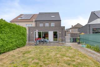 Ruime en goed onderhouden 3-gevelwoning, gelegen in de rustige en kindvriendelijke te Bombardonstraat Liedekerke. Deze woning combineert...