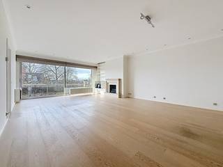 Appartement op 3e verdieping aan vooraanstaande lei in het centrum van Brasschaat, grotendeels recent gerenoveerd.Indeling:Inkomhal met vernieuwd...