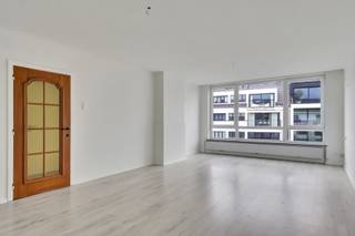 Ben je een creatieve geest, gevoelig voor lichtinval, geluid en omgeving, dan is dit ruime appartement wellicht voor jou. In iedere kamer van...