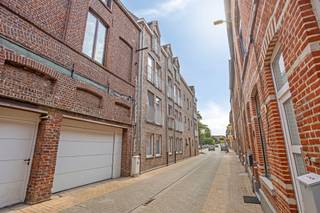 <p><strong>Opbrengsteigendom – 8 verhuurde appartementen te koop in centrum Diest</strong></p>

<p><strong>Investeer zonder zorgen</strong> in dit appartementsgebouw met <strong>8 volledig verhuurde appartementen</strong>, gelegen in het <strong>levendige hart van Diest</strong>. Alles ligt op wandel- en fietsafstand: <strong>winkels, scholen, openbaar vervoer en het treinstation</strong>. Dankzij de centrale ligging en de constante vraag naar huurwoningen in de stad, is dit een <strong>zekere en stabiele belegging</strong>.</p>

<p><strong>Direct rendement</strong> – vanaf dag één profiteer je van de huuropbrengsten, zonder leegstand of renovatieverplichtingen.</p>

<h3>Indeling per appartement:</h3>

<p>Inkomhal, apart toilet, berging, woonkamer, keuken, nachthal, badkamer met ligbad, twee slaapkamers en een <strong>privatieve kelderberging</strong> met aansluiting voor wasmachine en droogkast.</p>

<h3>Extra voorzieningen:</h3>

<p>Een <strong>gemeenschappelijke fietsenberging</strong> achter het gebouw, extra in trek bij stedelijke huurders.</p>

<h3>Troeven:</h3>

<ul><li>
	<p><strong>100% verhuurd – onmiddellijke inkomsten</strong></p>
	</li><li>
	<p><strong>Centrale ligging</strong> met alles binnen handbereik</p>
	</li><li>
	<p><strong>Onderhoudsvriendelijke indeling</strong> met 2 slaapkamers per unit</p>
	</li><li>
	<p><strong>Privatieve kelderberging + fietsenstalling</strong> voor alle bewoners</p>
	</li></ul>

<p>Of je nu kiest voor <strong>langetermijnrendement</strong> of de mogelijkheid om op termijn elk appartement afzonderlijk te verkopen, dit pand biedt je <strong>zekerheid, stabiliteit en groeipotentieel</strong>.</p>