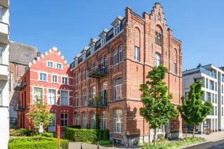 Dit uitzonderlijke penthouse maakt deel uit van de prestigieuze herontwikkeling van het voormalige Sint-Amanduscollege en het Alexianenklooster en wordt exclusief aangeboden via Access Estate.<br />BEZOEK OP AFSPRAAK!<br />Maak uw afspraak via +32 472 60 91 51 (telefoon, sms of Whatsapp).<br /><br />Gelegen aan de Oude Houtlei, op wandelafstand van de Korenmarkt, de Sint-Michielskerk en het bruisende stadscentrum van Gent, bevindt zich dit lichtrijke duplex penthouse op de derde verdieping van een karaktervolle residentie. Met een bewoonbare oppervlakte van 125 m² (exclusief terras) biedt dit appartement een uitzonderlijk gevoel van ruimte, comfort en privacy.<br /><br />Een absolute meerwaarde is het aangename dakterras van circa 14 m², waar u in alle rust kunt genieten van een prachtig uitzicht over de omgeving. De centrale ligging combineert het beste van twee werelden: de levendigheid van de stad ligt letterlijk om de hoek, terwijl de vlotte aansluiting op de binnenring zorgt voor een uitstekende bereikbaarheid richting diverse snelwegen. Mogelijkheid tot aankopen van één of twee ondergrondse staanplaatsen.<br /><br />De site werd in 2011 met grote zorg en respect voor haar historische erfgoed herontwikkeld. Daarbij werd bijzondere aandacht besteed aan duurzaamheid, authenticiteit en kwalitatieve afwerking, wat resulteert in een woonomgeving met een uniek karakter.<br /><br />Het appartement verwelkomt u via een inkomhal met gastentoilet en praktische berging. Op dit niveau bevinden zich twee volwaardige slaapkamers die beide rechtstreeks aansluiten op een badkamer uitgerust met een lavabo en douche. Verder vindt u een lichtrijke leefruimte met eet -en zitplaats die aansluit op de open geïnstalleerde keuken. De trap in de leefruimte leidt naar het verdiep waar er nog een multifunctionele ruimte aanwezig is die toegang verschaft naar het zonnige dakterras. Aan de overzijde van het dakterras bevindt zich bovendien nog een volledig afgewerkte kamer die perfect kan worden ingericht als thuisbureau, logeerkamer/ slaapkamer of hobbyruimte. <br /><br />Troeven:<br />- grote bewoonbare oppervlakte met kwalitatieve afwerking;<br />- recente herontwikkeling waardoor het volledig instapklaar is;<br />- toegang via lift;<br />- ruim dakterras met privacy en mooi uitzicht;<br />- unieke locatie in een historisch kader;<br />- mogelijkheid tot aankopen van één of twee ondergrondse staanplaatsen.<br /><br />Keuringen:<br />- EPC: label B;<br />- elektrische installatie: conform;<br />- asbestattest: asbestveilig.<br /><br />Bent u op zoek naar een exclusieve woonst met karakter, ruimte en een uitzonderlijke ligging in Gent? Dan biedt dit unieke duplex penthouse een zeldzame kans. Contacteer Access Estate vandaag nog en plan uw bezoek.