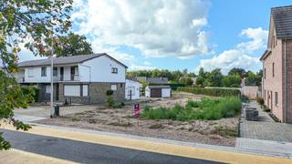 <p>Gelegen in een rustige en groene omgeving aan de Borghgravelaan, bevindt zich dit prachtig stuk bouwgrond van maar liefst 1125 m². De grond is bestemd voor een open bebouwing en biedt dankzij de royale grondbreedte van 17,35 meter tal van mogelijkheden voor het realiseren van een ruime, vrijstaande woning met zicht op een indrukwekkende tuin. Mogelijks ook meerdere entiteiten.</p>
<p>Deze locatie combineert het beste van twee werelden: een landelijke, aangename sfeer met alle voordelen van een uitstekende bereikbaarheid. Dankzij de vlotte verbinding met de E313 en E314 bent u in een mum van tijd in omliggende steden zoals Hasselt, Genk of Leuven, wat deze bouwgrond uitermate geschikt maakt voor wie rustig wil wonen zonder in te boeten aan mobiliteit.</p>
<p>De tuin, die zich uitstrekt over de volledige diepte van het perceel, biedt een zee aan ruimte en privacy. Een bestaande haag zorgt voor een natuurlijke afscheiding, waardoor u in alle rust kan genieten van het buitenleven. Of u nu droomt van een uitgestrekte bloemenweide, een moestuin, een zwembad of een combinatie van dit alles – de mogelijkheden zijn hier eindeloos.</p>
<p>Kortom, deze bouwgrond aan de Borghgravelaan is de perfecte locatie voor wie op zoek is naar ruimte, rust en bereikbaarheid, met volop potentieel om een droomwoning te realiseren in een prachtige, groene omgeving.<br /><br />Pluspunten:<br /><br />* Gelegen in het gezellige boekt<br />* Een warme bakker in de straat<br />* Prachtige tuin<br />* Zuid Westelijke orientatie<br />* Uitstkende bereikbaarheid naar de autostrade<br /><br /></p>