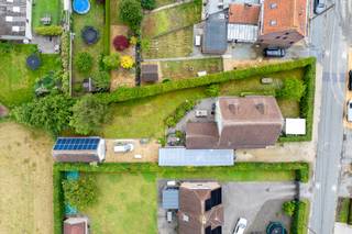 Deze uiterst charmante woning biedt tal van mogelijkheden, is energiezuinig gebouwd en is omringd door een prachtige tuin.<br />De woning is tevens fantastisch gelegen nabij het centrum van Merelbeke, scholen, winkels, openbaar vervoer en de aansluiting met de verbindingswegen (R4, E40,E17,...) doch in een hele rustige en groene omgeving (Gentbos, Scheldevallei, ...).<br />De woning is uiterst energiezuinig gebouwd (houtskeletbouw): goed geïsoleerd, 18 zonnepanelen, hoogrendementsketel, enz.<br /><br />Indeling:<br />GV: inkomhal met apart gastentoilet, 1e zithoek rechts met aansluitend een bureau, eetplaats met open keuken, ruime berging/ washok/technische ruimte, 2e zithoek/tv hoek.<br />1eV: 2 slaapkamers, 2 badkamers met wastafel en douche, 3e kamer/master bedroom met ensuite dressing, apart toilet op de gang.<br />2eV: 2 ruime slaapkamers.<br />Verder is er nog een hele grote schuur/atelier, een tuinhuis, een ruime carport, verschillende terrassen, parkeerplaatsen en een prachtige, volwassen tuin.<br /><br />Voor meer info of bezoek: contacteer SARA - CENTER OFFICE: 0478 90 27 09.<br /><br />EPC: 130 kWh/m²/jaar - Label B (geen renovatieverplichting).<br />Asbestveilig.<br />Bruikbare vloeroppervlakte (opgemeten volgens EPC) : 279 m2<br />Stedenbouwkundige info: woongebied, vergunning uitgereikt, geen rechterlijke herstelmaatregel of bestuurlijke maatregel opgelegd, verkavelingsvergunning uitgereikt, geen voorkooprecht.<br />
