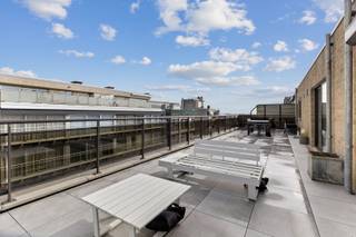 <p>Dit uitzonderlijk ruime penthouse in Koksijde-Bad biedt een ongeëvenaarde woonervaring aan de Belgische kust. Met vier volwaardige slaapkamers en royale terrassen rondom geniet u van zeeën van ruimte, licht en comfort. De leefruimte baadt in natuurlijk licht en sluit naadloos aan op de moderne, volledig uitgeruste keuken. Alles is afgewerkt met hoogwaardige materialen en oog voor detail, waardoor een sfeer van luxe en verfijning gecreëerd wordt. De twee stijlvolle badkamers en de grote buitenruimtes maken het geheel compleet en bieden u de perfecte combinatie van elegantie en ontspanning.</p><ul><li>Lateraal zeezicht! </li><li>Gerenoveerd! </li><li>4 slaapkamers! </li></ul><p><br /></p><p>Meer informatie? Contacteer ons op 058 51 23 23 of op christian@eraservimo.be</p>