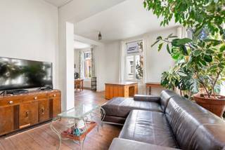 Deze opbrengsteigendom bestaat uit een gelijkvloers appartement en een duplexappartement, elk met een aparte ingang. Het gelijkvloerse appartement is gelegen aan de Lange Elzenstraat 12A, 2018 Antwerpen. U betreedt het appartement via de inkomhal, die rechtstreeks uitgeeft op de leefruimte met open keuken. Via de keuken bereikt u het achterste gedeelte van het appartement, waar zich de badkamer bevindt, uitgerust met een lavabo, inloopdouche en toilet.<br /><br />Dit appartement staat momenteel leeg en werd voorheen verhuurd aan € 900 per maand.<br /><br />Het duplexappartement is toegankelijk via een aparte inkom aan de Politeshofstraat 1, 2018 Antwerpen. U betreedt het appartement via de inkomhal, die uitgeeft op de ruime leefruimte met keuken. Op deze verdieping heeft u tevens toegang tot de koer.<br /><br />Op de tweede verdieping bevinden zich twee ruime slaapkamers, een inloopdressing en een badkamer met toilet, douchebad en lavabomeubel.<br />De duplex is momenteel verhuurd aan € 1.431,47 per maand.<br /><br />Deze eigendom is ideaal als opbrengsteigendom, maar kan eveneens perfect dienen voor eigen bewoning in combinatie met een verhuurd appartement voor een extra rendement.