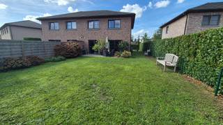 Dicht bij het centrum van Evergem, in een residentiële verkaveling, bieden wij u deze woning te koop aan. <br /><br />Superindeling : een ruime woonkamer met veel lichtinval, een uitgeruste keuken, inkomhal & toilet, berging, garage. Op de bovenverdieping zijn er 3 grote slaapkamers, een ruime badkamer, toilet, zolder met zolderluik. <br /><br />Buiten is er een verzorgde tuin, een groot zonneterras, en 100% privacy. <br /><br />Locatie, locatie, locatie... centrum op fiets of wandelafstand, dus ook dichtbij winkels, restaurants, bib, openbaar vervoer, scholen, sportcentra, markt op zaterdag.... <br /><br />Ramen in pvc, dubbele beglazing. Goed epc verslag, woning dateert van 2008, dus geen asbest, geen renovatieplicht.... <br /><br />Meer info of een plaatsbezoek gewenst bel Annemie 0472/98.16.29