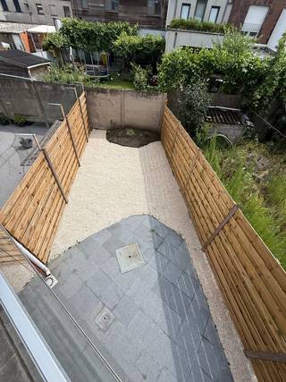 <h2>🏠 <strong>Moderne en ruime bel-étage woning te huur in het hart van Zaventem – met lift!</strong></h2>
<p>📍 <strong>Locatie:</strong> Zaventem – zeer centrale ligging<br />💶 <strong>Huurprijs:</strong> € 2.100 / maand<br />📅 <strong>Beschikbaar vanaf:</strong> 1 Oktober 2025<br />🔌 <strong>Alle verbruik is individueel</strong><br />🛗 <strong>Met personenlift – extra comfort!</strong></p>
<hr />
<h3><strong>Omschrijving van de woning</strong></h3>
<p>Bent u op zoek naar een comfortabele, moderne woning op een centrale locatie in Zaventem? Deze instapklare <strong>bel-étage woning met personenlift</strong> biedt alle ruimte en comfort die u zoekt, ideaal voor gezinnen of expats die centraal willen wonen met vlotte verbindingen.</p>
<p>Met drie slaapkamers, een lichtrijke leefruimte, ruime garage, én een tuin is dit een unieke kans op de huurmarkt van Zaventem.</p>
<hr />
<h3><strong>Indeling van de woning</strong></h3>
<p><strong>Gelijkvloers:</strong></p>
<ul>
<li>
<p>Inkomhal met plaats voor vestiaire</p>
</li>
<li>
<p>Zeer ruime garage</p>
</li>
<li>
<p>Berging en wasplaats</p>
</li>
<li>
<p>Toegang tot de gezellige achtertuin</p>
</li>
</ul>
<p><strong>Eerste verdieping:</strong></p>
<ul>
<li>
<p>Lichtrijke leefruimte met open keuken</p>
</li>
<li>
<p>Toegang tot het aangename terras</p>
</li>
<li>
<p>Aparte berging in de gang</p>
</li>
<li>
<p>Gastentoilet</p>
</li>
</ul>
<p><strong>Tweede verdieping:</strong></p>
<ul>
<li>
<p>3 slaapkamers, waarvan 1 met ingebouwde kasten</p>
</li>
<li>
<p>Badkamer met dubbele lavabo en inloopdouche</p>
</li>
<li>
<p>Apart toilet</p>
</li>
</ul>
<p><strong>Extra troef:</strong><br />✔ Volwaardige <strong>personenlift</strong> die alle verdiepingen verbindt – ideaal voor wie comfort en toegankelijkheid zoekt</p>
<hr />
<h3><strong>Pluspunten op een rij:</strong></h3>
<p>✅ Centrale ligging in Zaventem – vlakbij winkels, openbaar vervoer, invalswegen en luchthaven<br />✅ Privé-tuin en terras<br />✅ Garage en extra bergruimte<br />✅ Lift aanwezig<br />✅ Energiezuinige woning (details op aanvraag)<br />✅ Onmiddellijk beschikbaar <br />✅ Individuele tellers – u betaalt enkel uw eigen verbruik</p>
<hr />
<h3><strong>Interesse?</strong></h3>
<p>📞 Contacteer ons vandaag nog voor een bezoek of meer info 016 56 56 14.<br />Laat deze kans in het centrum van Zaventem niet voorbijgaan!</p>