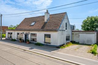 <p>TE KOOP IN LOCHRISTI - ZAFFELARE<br />Deze woning heeft een mooie geschiedenis waarvan delen nog zichtbaar en voelbaar zijn binnenin.</p>
<p>Van zodra u binnenkomt, wordt duidelijk dat de ruimtes harmonieus in elkaar overvloeien. Centraal op het gelijkvloers is de keuken, van waaruit verschillende andere ruimtes toegankelijk zijn. Een grote leeshoek, die ook kan fungeren als hobbyruimte,… is voorzien van een authentiek houtvuur en brengt meteen een grote hoeveelheid natuurlijk licht binnen. De andere kant van het gebouw toont een mooie samensmelting van living en eetplaats, samen goed voor maar liefst 49 m2. Achteraan is er een gezellige eethoek, verbonden met zowel de keuken als de zuidgerichte en onderhoudsvriendelijke tuin.</p>
<p>Verder is een grote kamer – die momenteel fungeert als slaapkamer – omvormbaar als bureau, hobbykamer, archiefkamer,… Een bijkomende ruimte van 44 m2 naast de tuin is vandaag ingevuld als atelier.</p>
<p>Op de eerste verdieping brengt de nachthal u naar de verschillende slaapkamers en de badkamer, die volledig uitgerust is, voorzien van een ligbad, douche, lavabo… De slaapkamers hebben een oppervlakte van 20 en 16 m2, groot genoeg voor het organiseren van een extra dressing.</p>
<p>De ligging: het perceel is zuidgericht, de woning biedt snelle toegang tot winkels, sportgelegenheid, recreatie,…</p>
<p>In 2017 werden de ramen vernieuwd.</p>
<p>We nodigen u graag uit voor een gedetailleerd bezoek ter plaatse.</p>
<p>Tel 09 274 15 53</p>
<p>Mail floris@cornelis-goeman.be</p>