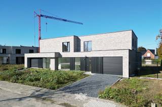 Deze nieuwbouw woning met 3 slaapkamers en een bewoonbare oppervlakte van 187 m² is gelegen op een perceel van 578 m² langs de Rijksweg in...