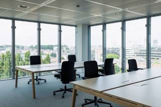 Bureaux à louer fantastiquement situés et entièrement prêts à l'emploi, parfaitement situés près du centre de Gand Sud et à proximité des bretelles d'accès à l'E17.<br /><br />L'espace de bureau est situé au premier étage du bâtiment. Le complexe de bureaux offre de nombreuses facilités exclusives pour améliorer le confort de travail. Par exemple, une navette gratuite est mise à disposition pour se rendre à la gare et en revenir. En outre, il y a des espaces communs agréables où vous pouvez vous détendre ou consulter, faire une pause rapide, et même un lave-auto et une blanchisserie sur place. En outre, les employés sportifs peuvent se rendre à l'aire de sport.<br /><br />Le ratio de stationnement favorable garantit qu'il y a beaucoup de places de parking dans le bâtiment lui-même, et il y a également la possibilité de louer un espace d'archivage supplémentaire si nécessaire. Disponible à partir du 1er juin 2026 ! Contactez PANORAMA B2B GENT KANTOREN pour de plus amples informations, des plans détaillés ou une visite de site sans engagement au 09 225 09 02.<br /><br /> 