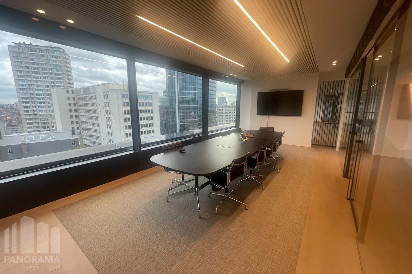 RUIME KANTOORRUIMTE VAN 960 m² MET FENOMENAAL STADSUITZICHT TE HUUR IN BRUSSEL - foto 5