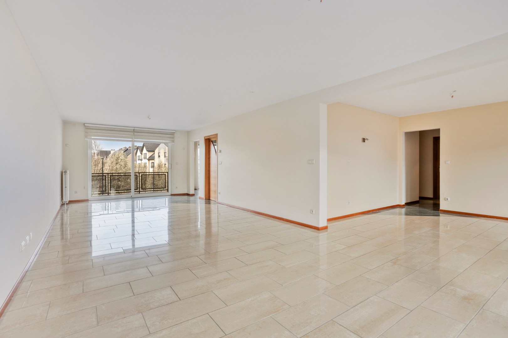 APPARTEMENT VAN 175m² MET 2 SLAAPKAMERS, 2 TERRASSEN en GESLOTEN GARAGE IN LANAKEN CENTRUM ! - foto 4