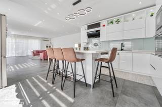 Instapklare gezinswoning met 7 slaapkamers, praktijkmogelijkheden en zonnige tuinOp zoek naar ruimte, licht én mogelijkheden? Deze verrassend ruime woning in Sint-Niklaas combineert comfortabel wonen met een uitstekende ligging en tal van opties voor grote gezinnen, zelfstandigen of kangoeroewonen.Bij het betreden van de woning word je verwelkomd in een lichtrijke leefruimte met open keuken, waar moderne afwerking en gezelligheid hand in hand gaan. De grote raampartijen zorgen voor een aangename connectie met buiten en laten het daglicht volop binnenstromen.De woning beschikt over maar liefst 7 volwaardige slaapkamers en 2 stijlvolle badkamers, ideaal voor grotere gezinnen of wie extra ruimte wenst voor hobby’s of thuiswerk.Op het gelijkvloers is er bovendien de mogelijkheid om een praktijk, kantoor of kangoeroewoning in te richten – een enorme troef voor zelfstandigen of wie wonen en werken wil combineren.Buiten geniet je van een grote, zonnige tuin met open zicht op de velden, waar rust en privacy centraal staan. Het terras biedt de perfecte plek om te ontspannen of gasten te ontvangen.Troeven op een rij:•6 slaapkamers &amp; 2 badkamers •Mogelijkheid tot praktijk, bureau of kangoeroewoning •Lichtrijke leefruimte met open keuken •Grote tuin met prachtig verzicht •Instapklaar en modern afgewerkt •Topligging in Sint-Niklaas, vlakbij invalswegen, winkels en voorzieningen Een ideale woning voor wie ruimte, comfort en flexibiliteit zoekt op een strategische locatie.