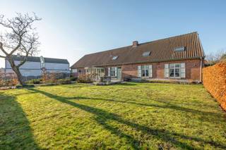 INDELINGGELIJKVLOERSInkomhal met enerzijds toegang naar de feestzaal en anderzijds naar het restaurant.De feestzaal is voorzien van eigen toogmeubel...