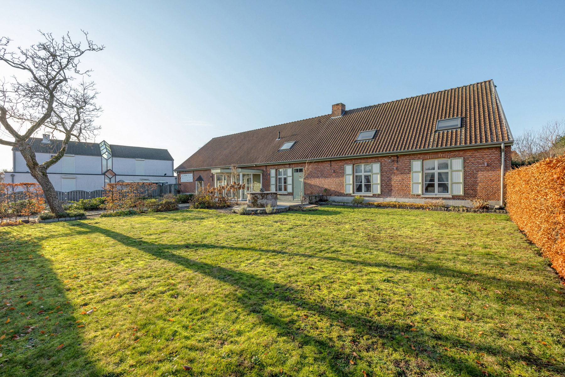 Handelspand (voorheen restaurant) met bovengelegen woonst op een perceel van 2.128 m². - foto 2