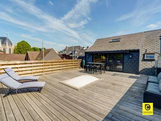<p><span>Ruim en centraal gelegen 2 slaapkamer duplex-appartement met zeer ruim zonnig terras en garage!</span></p><p><span>Dit duplex-appartement is gelegen in het centrum van Kontich op wandelafstand van winkels, scholen en openbaar vervoer. Het appartement heeft 2 kamers, waarvan 1 voorzien is van airco, en een prachtig en zeer ruim terras. Hier kan je genieten van de ondergaande zon. </span></p><p><span> </span></p><p><span>Inkomhal met vestiairekast:</span></p><p><span>We betreden het appartement via de inkomhal. Hier bevindt zich een vestiairekast en een private trap naar het eigenlijke appartement.</span></p><p><span> </span></p><p><span>Leefruimte, keuken en berging:</span></p><p><span>De zeer ruime leefruimte op parket heeft een grote schuifraam die toegang geeft tot het zonnige terras. Naast de leefruimte is de ingerichte keuken.</span></p><p><span> </span></p><p><span>Badkamer:</span></p><p><span>In de badkamer vinden we een bad/douche combi, dubbele lavabo, wc en aansluiting voor de wasmachine terug. </span></p><p><span> </span></p><p><span>Slaapkamers:</span></p><p><span>De eerste slaapkamer is naast de leefruimte. De tweede kamer bereiken we via een trap vanuit de leefruimte naar de tweede verdieping en bevindt zich onder het dak. Deze kamer is extra ruim en is voorzien van airco.</span></p><p><span> </span></p><p><span>Garagebox:</span></p><p><span>Er is een private garagebox inbegrepen in de prijs. Deze kan dienen als extra berging of om fietsen of een moto te plaatsen. Een kleine stadswagen kan er mogelijks parkeren maar een iets groter model kan je eenvoudig parkeren op de parkeerplaatsen vlakbij het appartement.  Aan parking geen gebrek.</span></p><p><span> </span></p><p><span>Water, elektriciteit en verwarming zijn individueel en volledig ten laste van de huurder.</span></p><p><span> </span></p><p><span>Huurprijs en beschikbaarheid:</span><span><br /></span><span>Huurprijs: € 960,00/maand<br />Maandelijkse provisie : €40,00/maand - verbruik en onderhoud gemeenschappelijke delen</span></p><p><span>Beschikbaar:  1/8/2026</span></p><p><span> </span></p><p><span>Contacteer ons nu voor een bezoek ter plaatse via onze website <span>www.coprimmo.be</span></span><span> of telefonisch op 03/449 49 77.</span></p><p><span> </span></p><p><span> </span></p><p><span> </span></p><p><span> </span></p><p><span> </span></p>
