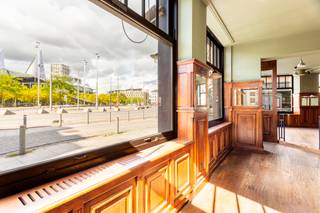 <p>De Bolivarplaats ligt pal op het Zuid, gekend voor de vele horecazaken, het monumentale 'Vlinderpaleis' en de verbinding naar Nieuw Zuid.<br /><br />Een fantastische zichtlocatie dus, met bovendien een belangrijk knooppunt in de stad waar het einde van de Leien en de Singel samenkomen. <br /><br />Dit alles maakt dit tot een commerciële toplocatie.<br /><br />Het standingvolle gebouw springt meteen in het oog en kreeg een directe inkomdeur aan de zijde van de Bolivarplaats.<br /><br />De authentieke gevel met de houten guillotine ramen op het gelijkvloers en de boogramen op de eerste verdieping zorgen voor cachet en uitstraling. Een stukje Parijs in Antwerpen.</p>
<p>Tot voor kort in gebruik als restaurant/café. Dankzij de passage biedt deze commerciële ruimte tal van mogelijkheden naar invulling toe. <br /><br />Op het gelijkvloers en de eerste verdieping bevinden zich twee grote, opengewerkte ruimtes.<br />Op het kelderniveau vervolledigt een rechtstreeks toegankelijke ruimte het plaatje.</p>
<p>Al deze niveaus zijn rechtstreeks met elkaar verbonden door een privatieve trap en een goederenliftje.<br />De keukenruimte in de kelder is voorzien van een koelcel, op de eerste verdieping bevindt zich eveneens een keukenruimte. <br /><br />Sanitair, bestaande uit twee aparte toiletruimtes, is voorzien op de eerste verdieping.<br /><br />Een privatieve zij-ingang in de Jan Van Beersstraat is ideaal als dienstingang voor stock en leveringen met een rechtstreekse doorgang naar de eigen keldertrap.</p>
<p>Deze polyvalente ruimte is thans vergund als RECA-functie, maar ook tal van andere doeleinden zoals kantoor voor een vrij beroep, praktijkruimte, showroom of hoogstaande handelsruimte komen hier perfect tot hun recht.</p>