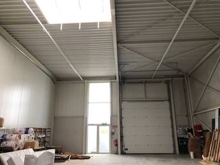 Bedrijfsgebouw bestaande uit 240 m² opslagruimte te huurUitstekend gelegen langs de commerciële Woluwelaan (R22) te Grimbergen, met een vlotte...