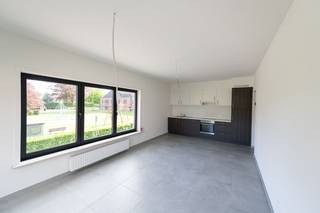 Op een uitstekende locatie in Bevegem, vlak bij de kerk, bevindt zich dit instapklare appartement. Dankzij de centrale ligging geniet u hier van alle dagelijkse voorzieningen binnen handbereik. Scholen, winkels, openbaar vervoer en het station bevinden zich op wandelafstand, terwijl u vanuit het appartement uitkijkt op een gezellige speeltuin en een aangename woonomgeving.<br /><br />Het appartement is gelegen in een verzorgde residentie met lift en biedt een comfortabele indeling. Via de inkomhal bereikt u de lichtrijke leefruimte, die voldoende plaats biedt voor een gezellige zit- en eetruimte. De volledig uitgeruste keuken sluit hier mooi op aan en beschikt over alle nodige comfort voor dagelijks gebruik.<br /><br />Verder beschikt het appartement over twee volwaardige slaapkamers, een afzonderlijk gastentoilet en een badkamer. Dankzij de praktische indeling is dit appartement ideaal voor koppels, kleine gezinnen of alleenstaanden die op zoek zijn naar een comfortabele woonst op een centrale ligging.<br /><br />Naast de woonruimte beschikt u bovendien over een ruime private kelderberging, ideaal voor extra stockage. Fietsen kunnen veilig gestald worden in de gemeenschappelijke fietsenberging van het gebouw.<br /><br />De gemeenschappelijke kosten bedragen 70,00 EUR/maand.<br /><br />Het appartement is beschikbaar vanaf 01/09/2026. Heeft u interesse in dit centraal gelegen appartement in Bevegem? Dien dan eenvoudig uw online bezoekaanvraag in via de website, wij nemen vervolgens contact met u op om een bezoekmoment in te plannen.<br /><br />