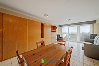 Dit charmante en praktisch ingedeelde appartement van 40 m² biedt een aangename en comfortabele woonomgeving aan de kust. Dankzij de grote raampartij geniet de leefruimte van veel natuurlijk licht en is er een rechtstreekse toegang tot het gezellige terras.<br /><br />De beschikbare ruimte wordt optimaal benut dankzij de praktische inrichting met ingebouwde kasten en een handig opklapbed. Verder beschikt het appartement over een keuken met eethoek en een nette badkamer met douche.<br /><br />Het terras vormt een aangename extra buitenruimte. Dankzij de ligging nabij het strand en het openbaar vervoer is dit appartement zowel interessant als tweede verblijf als voor vakantieverhuur of als investering.<br /><br />Een lichtrijk en energiezuinig kustappartement met een gunstige EPC-score B en een praktische indeling.