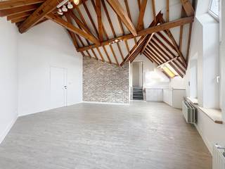 Dit charmante appartement op de Kalandenberg biedt een unieke kans om te wonen in één van de meest geliefde plekken van Gent. Pal in het historische stadscentrum geniet je hier van de perfecte mix tussen gezelligheid, comfort en karakter. De leefruimte is lichtrijk en open, met een mooie doorloop naar de keuken, ideaal voor wie houdt van een ruimtelijk gevoel en sfeervol wonen.Het appartement beschikt over één slaapkamer en een recent gerenoveerde badkamer. De authentieke houten balken aan het plafond geven de ruimte extra charme en zorgen voor een warme, huiselijke uitstraling.Met winkels, horeca, cultuur en openbaar vervoer op wandelafstand is dit appartement de perfecte uitvalsbasis voor iedereen die graag middenin het stadsleven vertoeft, maar toch wil genieten van een comfortabele woonplek met karakter. Een echte topper op een unieke locatie!Indeling: woonkamer - keuken - slaapkamer - badkamer Onmiddellijk beschikbaar!De gemeenschappelijke kosten, onder de vorm van een forfait, bedragen 70,00 euro /maand en dienen voor het onderhoud van de gemeenschappelijke delen.