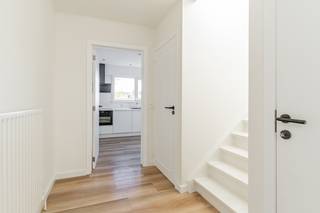 Ligging: Deze woning is gelegen in een rustige straat buiten het centrum van Turnhout. Vlakbij winkels, scholen en E34. Hierdoor geniet u van een vlotte bereikbaarheid en een aangename woonomgeving.
<div>
<section>
<div>
<div>
<div></div>
</div>
</div>
</section>
</div>
<div></div>
Omschrijving: Deze gerenoveerde halfopen bebouwing biedt een ideale combinatie van comfort en ruimte. Bij het betreden van de woning komt u in de inkomhal. Aan de linkerkant bevindt zich de lichtrijke woonkamer. Wanneer u verder door de hal loopt, bereikt u de keuken. Naast de keuken bevindt zich een praktische doorgang met toegang tot de tuin. De inkomhal beschikt daarnaast over een gastentoilet en een trap naar de bovenverdieping.
<p>Op de bovenverdieping bevinden zich drie volwaardige slaapkamers, een berging en een badkamer uitgerust met een inloopdouche, toilet en lavabo.</p>
<p>Verder beschikt de woning over een garage en een ruime, onderhoudsvriendelijke tuin.</p>
<p>Kortom, een ideale gezinswoning voor wie op zoek is naar een instapklare woning met alle nodige voorzieningen.</p>