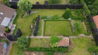 Karaktervolle fermettewoning met sauna, prachtige tuin en topligging in Melsele<br />Deze met liefde onderhouden fermettewoning combineert charme, comfort en ruimte op een uitstekende locatie tussen de E17 en E34, vlak bij het centrum van Melsele.<br />Bij het betreden van de woning valt meteen de overvloedige natuurlijke lichtinval op. De ruime leefruimte met gezellige houtkachel vormt het hart van de woning en biedt een warme, uitnodigende sfeer. Dankzij de hoge afwerkingsgraad is dit een woning waar jarenlang met zorg en aandacht werd gewoond.<br />De woning beschikt over drie volwaardige slaapkamers en een aparte bureauruimte, ideaal voor thuiswerk of hobby's. De zeer ruime badkamer biedt alle comfort voor het hele gezin.<br />Extra troeven zijn de airconditioning beneden en boven, een prachtige sauna om volledig tot rust te komen, centrale verwarming op stookolie en een praktische garage met automatische poort, aangevuld met een carport.<br />Buiten geniet u van een mooi aangelegde tuin met een overdekte zone waar het heerlijk vertoeven is tijdens elk seizoen.<br />EPC-attest is nog in aanvraag<br />Optioneel: aanpalende bouwgrond beschikbaar<br />Bij interesse gelieve uw gsm-nummer door te geven.<br />IMMOKANTOREN GELIEVE ZICH TE ONTHOUDEN