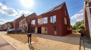 <h3><span>Instapklare nieuwbouwwoning met 4 slaapkamers, 2 badkamers en zonnige tuin</span></h3><p><span>Ontdek deze ruime en energiezuinige nieuwbouwwoning met een bewoonbare oppervlakte van maar liefst 190 m², rustig en landelijk gelegen in het charmante Lierde, op korte afstand van het station en diverse voorzieningen.</span></p><p><span>Via de private inkom betreedt u de woning, waar een praktische inkom- en traphal met gastentoilet u verwelkomt. De lichtrijke leefruimte vormt het hart van de woning en biedt dankzij de grote raampartijen een prachtig zicht op het terras en de tuin. De open indeling creëert een aangename woonbeleving met veel ruimte voor het hele gezin.</span></p><p><span>Op de eerste verdieping bevinden zich twee volwaardige slaapkamers, een ruime nachthal, een afzonderlijk toilet en een stijlvolle badkamer uitgerust met een lavabomeubel en een comfortabele inloopdouche.</span></p><p><span>De tweede verdieping beschikt eveneens over twee ruime slaapkamers, een praktische berging en een tweede badkamer voorzien van een lavabomeubel en ligbad, ideaal voor grotere gezinnen of wie extra comfort wenst.</span></p><p><span>Deze woning voldoet aan de hedendaagse energienormen en is uitgerust met vloerverwarming aangestuurd door een energiezuinige lucht-waterwarmtepomp. Daarnaast is er een gemeenschappelijke regenwaterput voorzien.</span></p><p><span>Extra troeven:</span></p><ul><li><span>190 m² bewoonbare oppervlakte </span></li><li><span>4 ruime slaapkamers </span></li><li><span>2 volwaardige badkamers </span></li><li><span>Zonnige tuin en terras </span></li><li><span>Energiezuinige verwarming via lucht-waterwarmtepomp </span></li><li><span>Vloerverwarming </span></li><li><span>Rustige, landelijke ligging </span></li><li><span>Nabij station van Lierde </span></li><li><span>Kleinschalig nieuwbouwproject met slechts 3 entiteiten </span></li><li><span>Mogelijkheid tot aankoop van extra achterliggende tuingrond </span></li><li><span>Zonnepanelen aanwezig </span></li><li><span>Ventilatiesysteem type C+</span></li></ul><p><span>Verplicht aan te kopen:</span><span> dubbele carport.</span></p><p><span>Grondaandeel: 120 000 euro + registratierechten</span></p><p><span>Constructieaandeel gebouw + carport: 264 000 euro + 21% btw </span></p><p><span>Kosten nutsvoorzieningen 4466,34 € + btw</span></p><p><span>Prijzen zijn exclusief nutsvoorzieningen, btw, verkooprechten en notariskosten.</span></p><p><span>Interesse in deze ruime gezinswoning? Reageer op de advertentie en wij nemen contact met u op voor het inplannen van een bezoek. Een unieke kans voor wie op zoek is naar ruimte, comfort en energiezuinig wonen in een groene omgeving.</span></p>