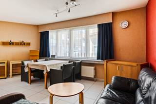Bezoekmoment woensdag 22 juli om 16u (tot 17u). Enkel na inschrijving via reactie op deze advertentie of via steven@vg123.be.
Ben je op zoek naar een comfortabel, energiezuinig en centraal gelegen appartement? Zoek niet verder! Dit instapklare appartement aan de Albertstraat 6 in Niel biedt alles wat je nodig hebt: een uitstekende ligging, modern wooncomfort én het grote gemak van een eigen garage.
Indeling & Comfort
Je komt binnen in de leefruimte die naadloos aansluit bij de open ingerichte keuken. Het appartement beschikt over twee volwaardige slaapkamers. De badkamer is praktisch ingericht met een douche, een enkele wastafel en de nodige aansluitingen voor zowel een wasmachine als een droogkast. Er is tevens een apart toilet aanwezig, wat ideaal is voor de privacy.
Bij dit appartement een aparte, droge kelderberging én — een absolute luxe in het centrum — een aparte garagebox met automatische poort.
Energiezuinig: Uitgerust met een moderne verwarmingsinstallatie op aardgas met het ecologische HR+-label. Dit resulteert in een gunstig EPC van 241 kWh/m² (Label C).
Veilig & Modern: De elektrische installatie is modern en conform, met slechts enkele, zeer beperkte opmerkingen.
Toplocatie
Het appartement is gelegen in het kloppende hart van Niel. Werkelijk alle klassieke, belangrijke voorzieningen liggen binnen handbereik: winkels, supermarkten, openbaar vervoer, scholen en gezellige horecazaken bevinden zich op wandelafstand. Bovendien geniet je van een vlotte verbinding met de grote invalswegen (A12 en E19).
De troeven op een rij:
Centrale ligging in het centrum van Niel, nabij alle voorzieningen.
2 comfortabele slaapkamers.
Inclusief garage met automatische poort & aparte kelderberging.
Energiezuinige HR+-ketel op aardgas (EPC 241).
Moderne elektriciteit (zeer beperkte opmerkingen).
Ideaal als startersappartement of als slimme investering!
Interesse? Plan snel je bezoek en ontdek zelf het comfort van dit appartement!