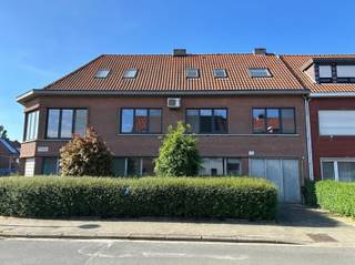 <p><span>Dit comfortabel kantoorpand bevindt zich in een rustige woonwijk op een boogscheut van de haven, de Noorderlaan en invalswegen en biedt uitstekende mogelijkheden voor bedrijfsactiviteiten. Het pand beschikt over een indrukwekkende bruto oppervlakte van 490 m² verdeeld over meerdere verdiepingen, met een grondoppervlak van 279 m².</span></p><p><span> </span></p><p><span>Het interieur is verzorgd en functioneel ingericht Het pand beschikt over ruime kantoorruimtes met grote ramen die veel daglicht binnenlaten. Verder zijn de nodige sanitaire voorzieningen aanwezig, een keuken en kitchenette, 2 ruime kelders en een buitenruimte.</span></p><p><span> </span></p><p><span>Dit pand is een uitstekende investering voor ondernemers die op zoek zijn naar een professioneel kantoorpand met een substantieel volume, hier kan je in alle rust werken op enkele minuten afstand van het drukke bedrijfsleven.</span></p><p><span> </span></p><p><span>Uiteraard biedt dit pand ook vele mogelijkheden voor vzw's, coöperatieven, zelfstandigen e.d.</span></p>