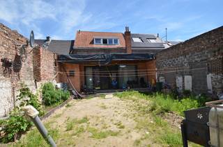 LOKEREN centrum: nabij fietspad langs Durme en fietssnelweg: nog verder af te werken, bijzonder ruime woning met karaktergevel en tuin met atelier/garage - Indeling: gelijkvloers: inkom, wasplaats, kelder, salon, leefruimte met open keuken en uitzicht naar binnentuin - 1° verdieping: 3 slaapkamers en badkamer - 2° verdieping: grote slaapkamer en CV-installatie - grondoppervlakte 365 m2 + deel rijweg achteraan die toegang geeft naar atelier/garage op het eigen perceel - EPC F deels omdat niet alle daken voldoende geïsoleerd zijn en sommige ruimtes nog voorzien zijn van een kachel (wel CV aardgas ook) en deels omdat niet alles terug te vinden is qua vloer- en muurisolatie van de laatste verbouwing